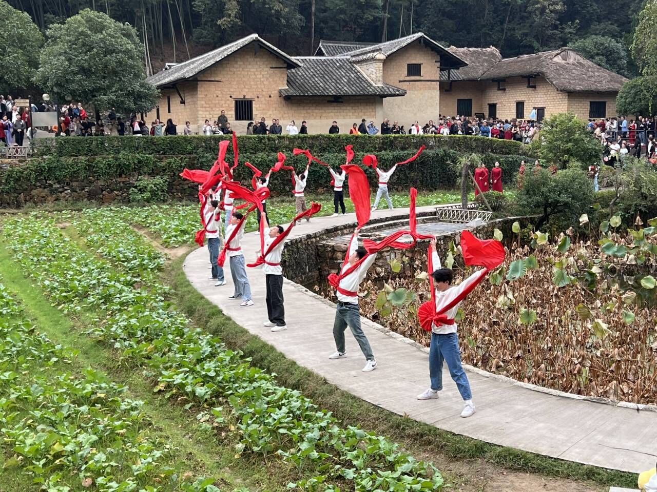 “最忆韶山冲 讴歌新时代"快闪演出亮相韶山毛泽东同志故居