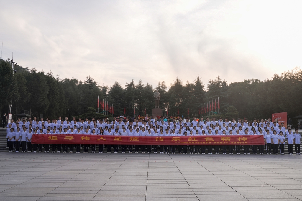 10月31日，汉寿职中学子在韶山毛泽东广场献花_副本.jpg