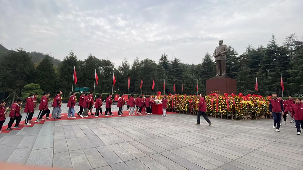 10月25日晟德高级中学学子在毛主席广场献花_副本.jpg