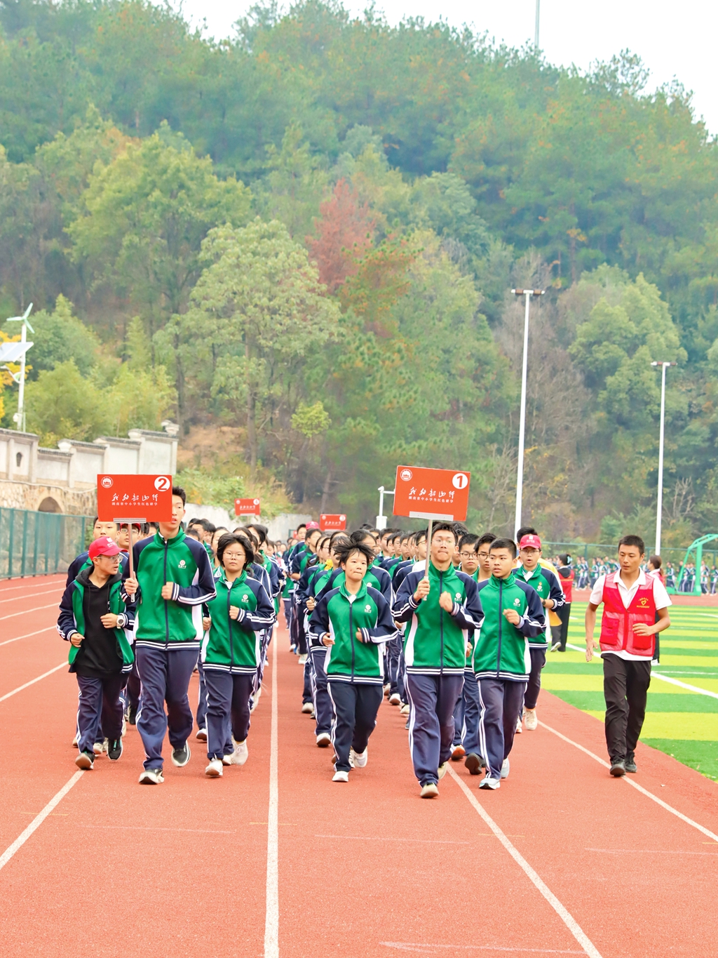 2023年10月25日，澧县一中学子在韶山晨跑_副本.jpg