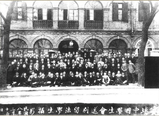 1919年3月，环球中国学生会在上海送别留法学生合影。后排右一为毛泽东。.jpg