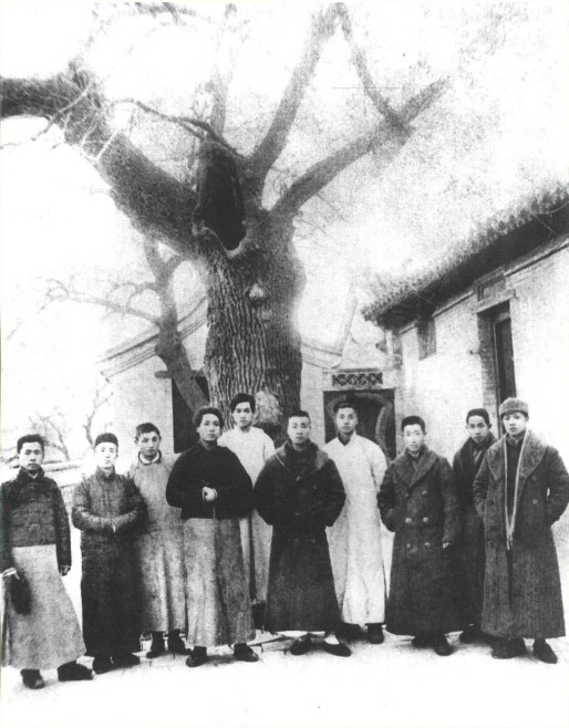 1920年1月18日，毛泽东（左四）同进步团体辅社成员在北京陶然亭合影。.jpg
