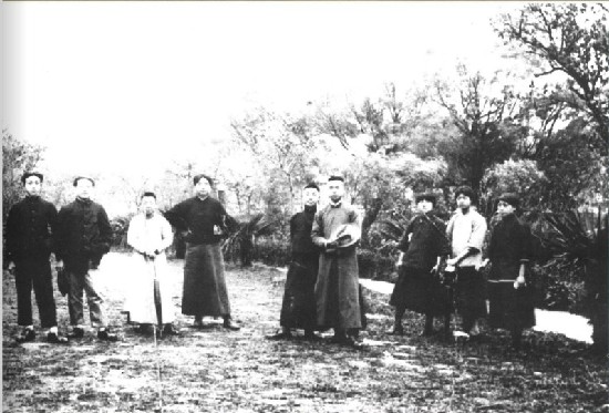 1920年5月8日，新民学会部分会员在上海半淞园合影。左四为毛泽东。.jpg