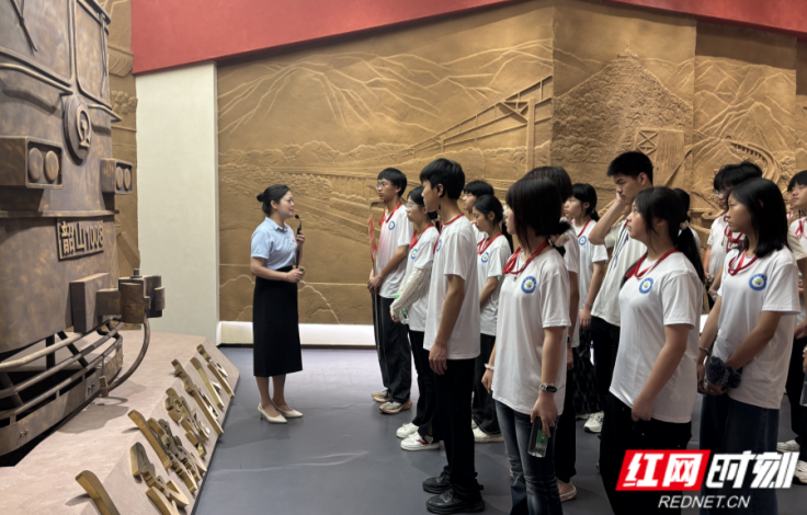 韶山“新”课堂丨从绿皮车到复兴号 老火车站里遇见时代变迁
